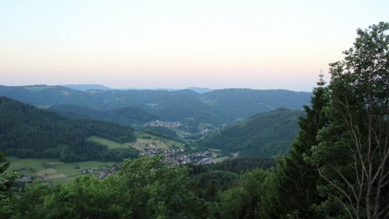 Dieses Bild zeigt eine Webcam-Aufnahme vom Achertal, aufgenommen am Dienstag, den 26.05.2026 um 05:50 Uhr. Die Temperatur betrug 21.1°C.