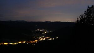 Dieses Bild zeigt eine Webcam-Aufnahme vom Achertal, aufgenommen am Montag, den 01.06.2026 um 22:50 Uhr. Die Temperatur betrug 17.3°C.