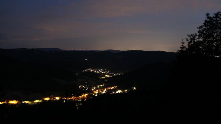 Dieses Bild zeigt eine Webcam-Aufnahme vom Achertal, aufgenommen am Montag, den 01.06.2026 um 22:50 Uhr. Die Temperatur betrug 17.3°C.