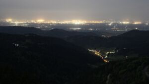 Dieses Bild zeigt eine Webcam-Aufnahme vom Achertal, aufgenommen am Mittwoch, den 29.04.2026 um 00:30 Uhr. Die Temperatur betrug 10.1°C.