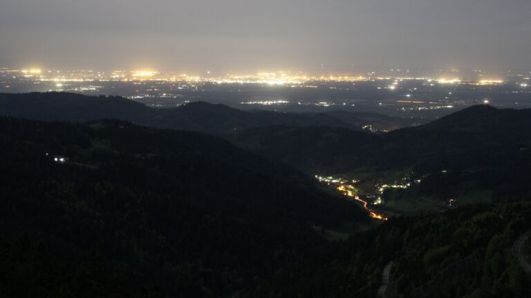 Dieses Bild zeigt eine Webcam-Aufnahme vom Achertal, aufgenommen am Mittwoch, den 29.04.2026 um 00:30 Uhr. Die Temperatur betrug 10.1°C.