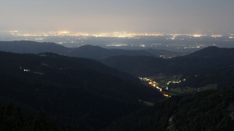 Dieses Bild zeigt eine Webcam-Aufnahme vom Achertal, aufgenommen am Montag, den 11.08.2025 um 04:50 Uhr. Die Temperatur betrug 15.8°C.