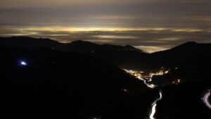 Dieses Bild zeigt eine Webcam-Aufnahme vom Achertal, aufgenommen am Dienstag, den 16.12.2025 um 18:10 Uhr. Die Temperatur betrug 5.2°C.