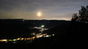 Dieses Bild zeigt eine Webcam-Aufnahme vom Achertal, aufgenommen am Donnerstag, den 15.10.2026 um 20:00 Uhr. Die Temperatur betrug 15.8°C.