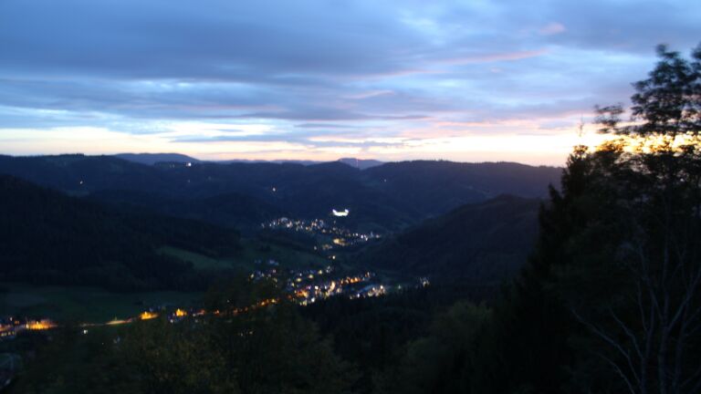 Dieses Bild zeigt eine Webcam-Aufnahme vom Achertal, aufgenommen am Donnerstag, den 22.10.2026 um 19:00 Uhr. Die Temperatur betrug 7.9°C.