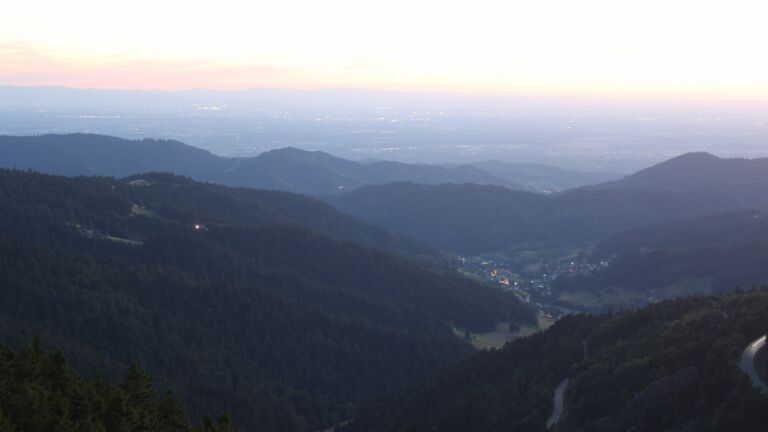 Dieses Bild zeigt eine Webcam-Aufnahme vom Achertal, aufgenommen am Samstag, den 28.06.2025 um 22:10 Uhr. Die Temperatur betrug 20.2°C.