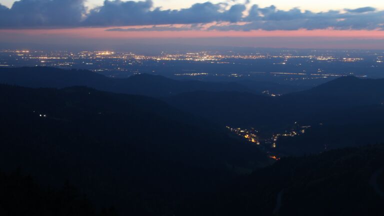 Dieses Bild zeigt eine Webcam-Aufnahme vom Achertal, aufgenommen am Freitag, den 08.05.2026 um 21:50 Uhr. Die Temperatur betrug 9.1°C.