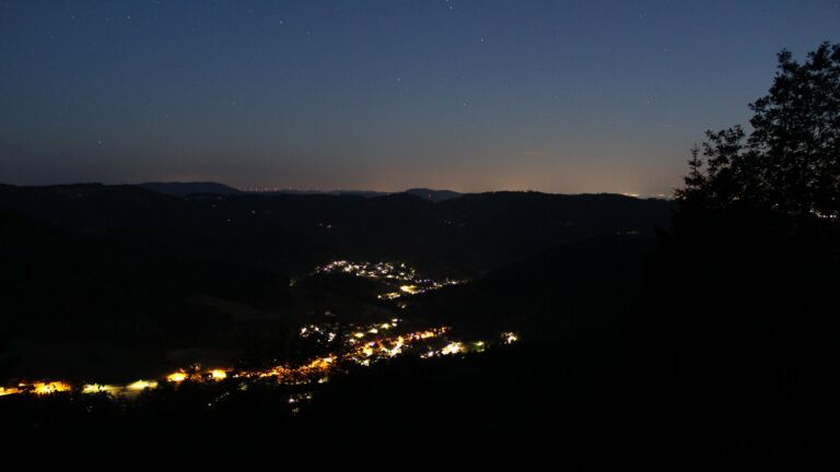 Dieses Bild zeigt eine Webcam-Aufnahme vom Achertal, aufgenommen am Mittwoch, den 17.06.2026 um 23:10 Uhr. Die Temperatur betrug 22.2°C.