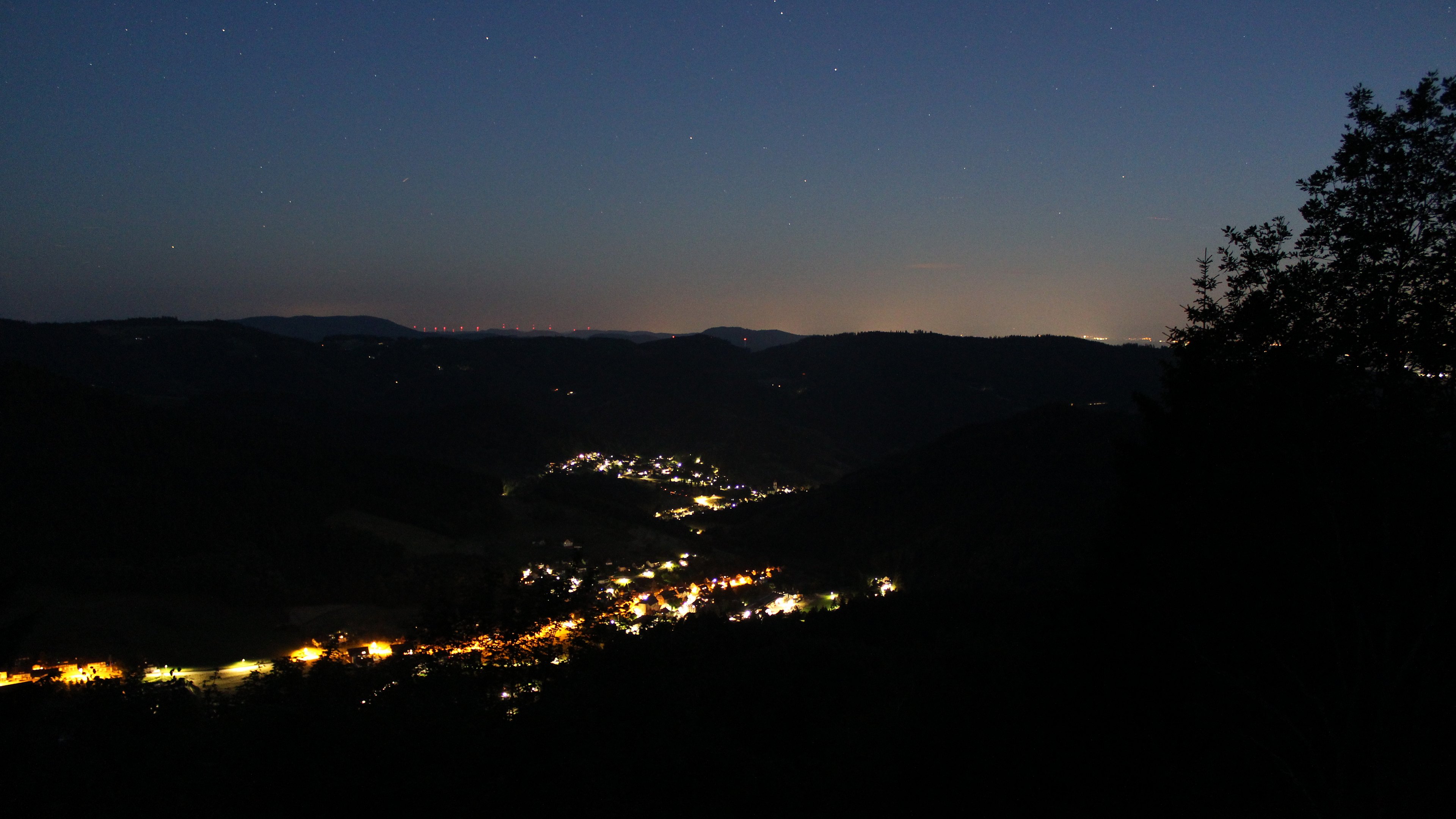 Dieses Bild zeigt eine Webcam-Aufnahme vom Achertal, aufgenommen am Mittwoch, den 17.06.2026 um 23:10 Uhr. Die Temperatur betrug 22.2°C.