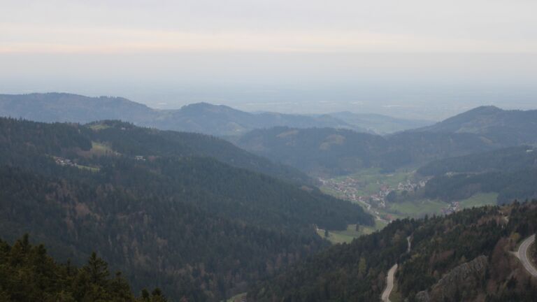 Dieses Bild zeigt eine Webcam-Aufnahme vom Achertal, aufgenommen am Freitag, den 10.04.2026 um 19:30 Uhr. Die Temperatur betrug 6.2°C.