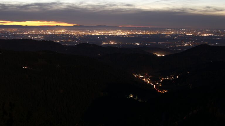 Dieses Bild zeigt eine Webcam-Aufnahme vom Achertal, aufgenommen am Mittwoch, den 05.11.2025 um 18:00 Uhr. Die Temperatur betrug 12.1°C.