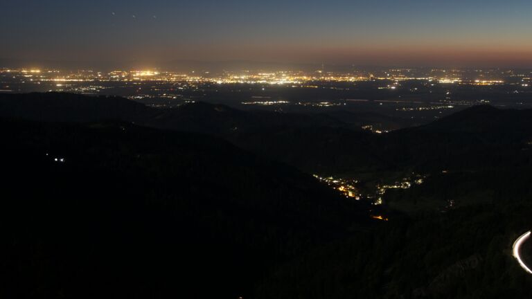 Dieses Bild zeigt eine Webcam-Aufnahme vom Achertal, aufgenommen am Donnerstag, den 30.04.2026 um 22:10 Uhr. Die Temperatur betrug 6.9°C.