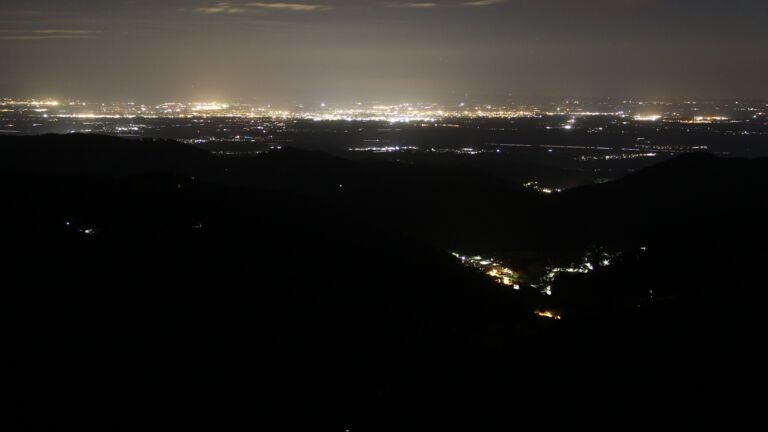 Dieses Bild zeigt eine Webcam-Aufnahme vom Achertal, aufgenommen am Freitag, den 23.05.2025 um 23:20 Uhr. Die Temperatur betrug 5°C.