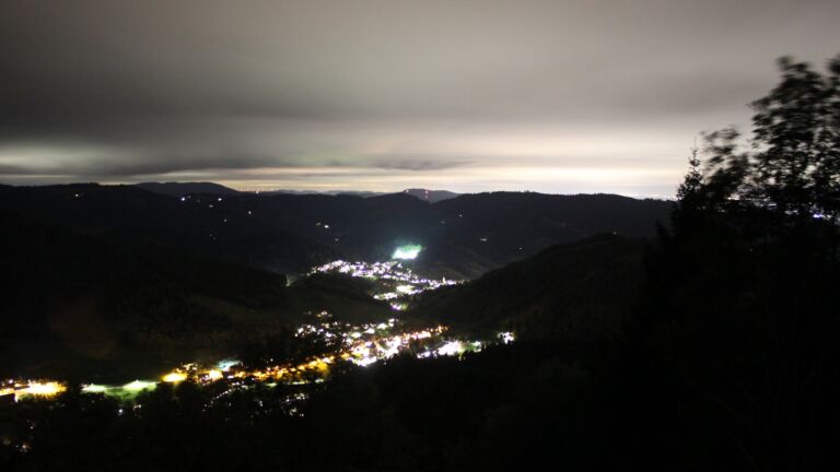 Dieses Bild zeigt eine Webcam-Aufnahme vom Achertal, aufgenommen am Freitag, den 09.10.2026 um 20:20 Uhr. Die Temperatur betrug 7.5°C.
