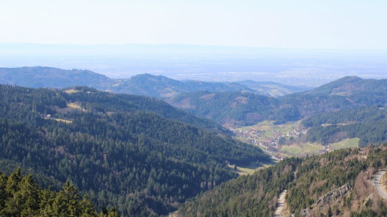 Dieses Bild zeigt eine Webcam-Aufnahme vom Achertal, aufgenommen am Freitag, den 27.02.2026 um 13:10 Uhr. Die Temperatur betrug 15.4°C.