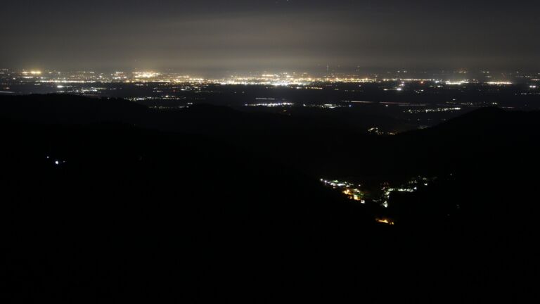 Dieses Bild zeigt eine Webcam-Aufnahme vom Achertal, aufgenommen am Montag, den 20.04.2026 um 02:30 Uhr. Die Temperatur betrug 4.9°C.