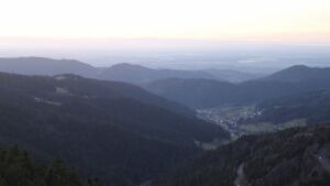 Dieses Bild zeigt eine Webcam-Aufnahme vom Achertal, aufgenommen am Donnerstag, den 18.12.2025 um 16:50 Uhr. Die Temperatur betrug 6.6°C.