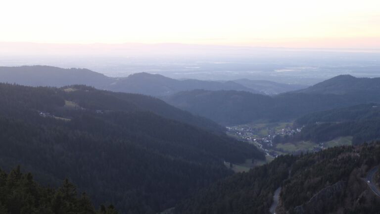 Dieses Bild zeigt eine Webcam-Aufnahme vom Achertal, aufgenommen am Donnerstag, den 18.12.2025 um 16:50 Uhr. Die Temperatur betrug 6.6°C.