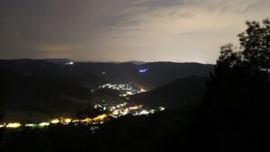 Dieses Bild zeigt eine Webcam-Aufnahme vom Achertal, aufgenommen am Dienstag, den 04.08.2026 um 22:50 Uhr. Die Temperatur betrug 25.3°C.