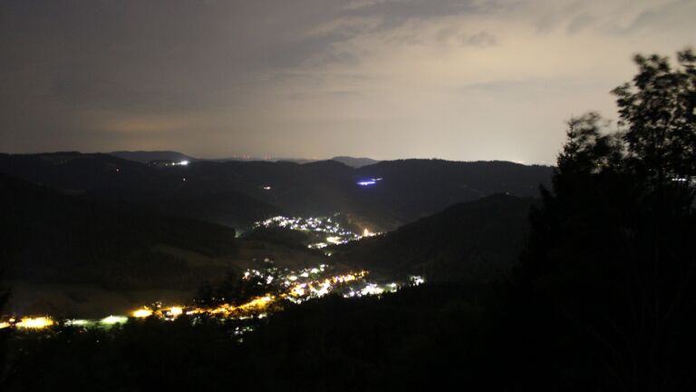 Dieses Bild zeigt eine Webcam-Aufnahme vom Achertal, aufgenommen am Dienstag, den 04.08.2026 um 22:50 Uhr. Die Temperatur betrug 25.3°C.