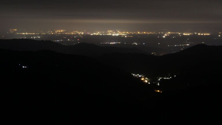 Dieses Bild zeigt eine Webcam-Aufnahme vom Achertal, aufgenommen am Samstag, den 04.10.2025 um 03:00 Uhr. Die Temperatur betrug 7.4°C.