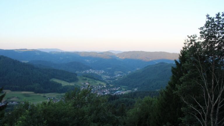 Dieses Bild zeigt eine Webcam-Aufnahme vom Achertal, aufgenommen am Donnerstag, den 09.07.2026 um 06:10 Uhr. Die Temperatur betrug 16.6°C.