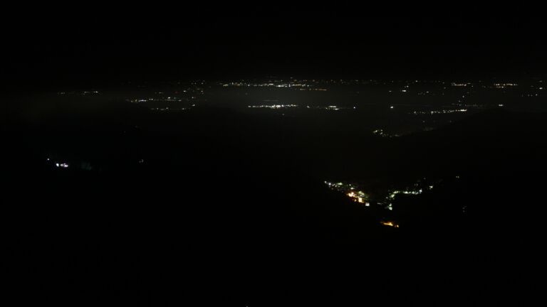 Dieses Bild zeigt eine Webcam-Aufnahme vom Achertal, aufgenommen am Dienstag, den 22.07.2025 um 01:00 Uhr. Die Temperatur betrug 11.5°C.