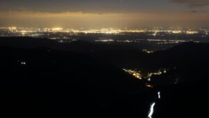 Dieses Bild zeigt eine Webcam-Aufnahme vom Achertal, aufgenommen am Freitag, den 08.05.2026 um 22:30 Uhr. Die Temperatur betrug 8.6°C.