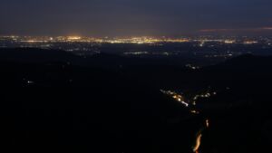 Dieses Bild zeigt eine Webcam-Aufnahme vom Achertal, aufgenommen am Samstag, den 05.07.2025 um 22:50 Uhr. Die Temperatur betrug 16.9°C.