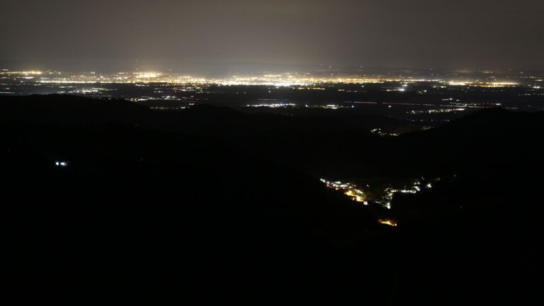 Dieses Bild zeigt eine Webcam-Aufnahme vom Achertal, aufgenommen am Donnerstag, den 13.11.2025 um 00:00 Uhr. Die Temperatur betrug 12.7°C.