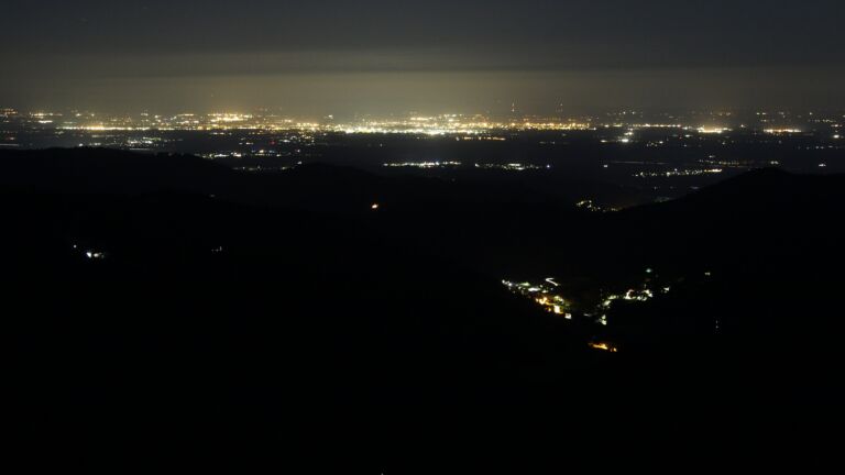 Dieses Bild zeigt eine Webcam-Aufnahme vom Achertal, aufgenommen am Sonntag, den 29.06.2025 um 03:20 Uhr. Die Temperatur betrug 18.9°C.