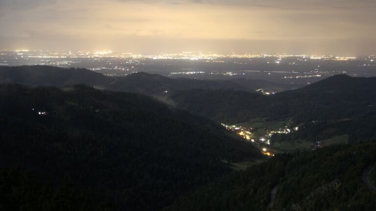 Dieses Bild zeigt eine Webcam-Aufnahme vom Achertal, aufgenommen am Samstag, den 04.10.2025 um 22:00 Uhr. Die Temperatur betrug 4.4°C.