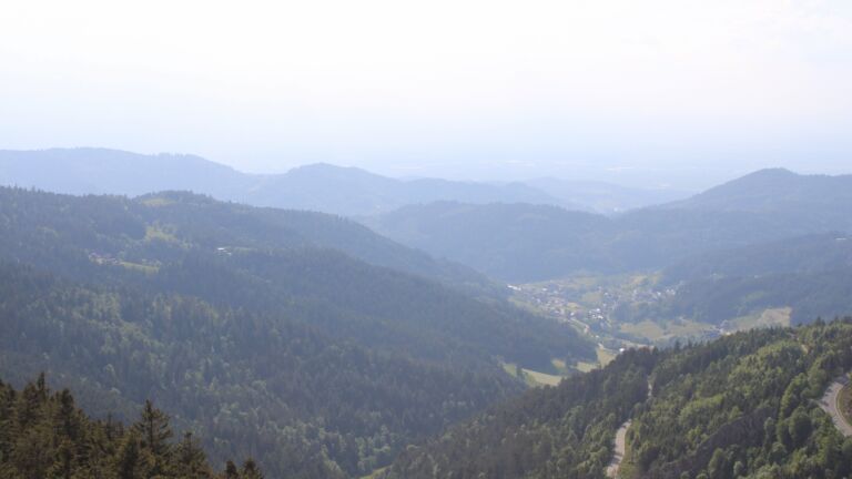 Dieses Bild zeigt eine Webcam-Aufnahme vom Achertal, aufgenommen am Samstag, den 17.05.2025 um 17:30 Uhr. Die Temperatur betrug 11.2°C.