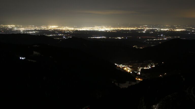 Dieses Bild zeigt eine Webcam-Aufnahme vom Achertal, aufgenommen am Dienstag, den 13.01.2026 um 23:30 Uhr. Die Temperatur betrug 6.2°C.