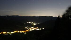 Dieses Bild zeigt eine Webcam-Aufnahme vom Achertal, aufgenommen am Donnerstag, den 21.05.2026 um 23:10 Uhr. Die Temperatur betrug 15.9°C.
