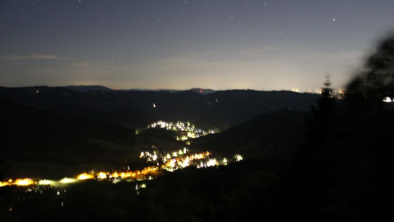 Dieses Bild zeigt eine Webcam-Aufnahme vom Achertal, aufgenommen am Donnerstag, den 21.05.2026 um 23:10 Uhr. Die Temperatur betrug 15.9°C.