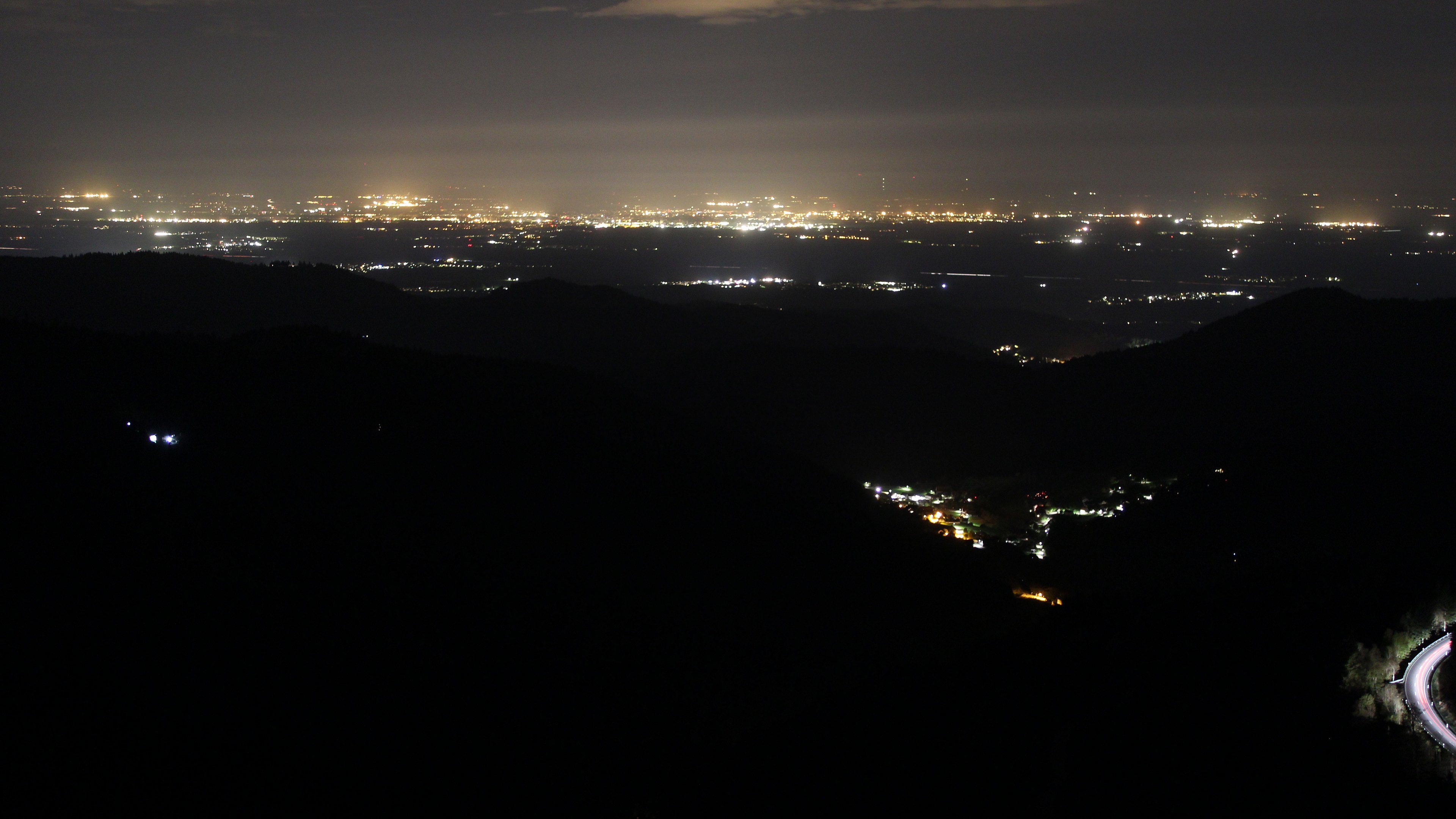 Dieses Bild zeigt eine Webcam-Aufnahme vom Achertal, aufgenommen am Sonntag, den 19.04.2026 um 04:00 Uhr. Die Temperatur betrug 10.6°C.