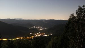 Dieses Bild zeigt eine Webcam-Aufnahme vom Achertal, aufgenommen am Montag, den 27.07.2026 um 23:10 Uhr. Die Temperatur betrug 16.8°C.
