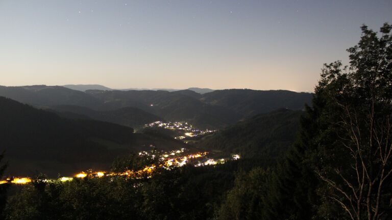 Dieses Bild zeigt eine Webcam-Aufnahme vom Achertal, aufgenommen am Montag, den 27.07.2026 um 23:10 Uhr. Die Temperatur betrug 16.8°C.