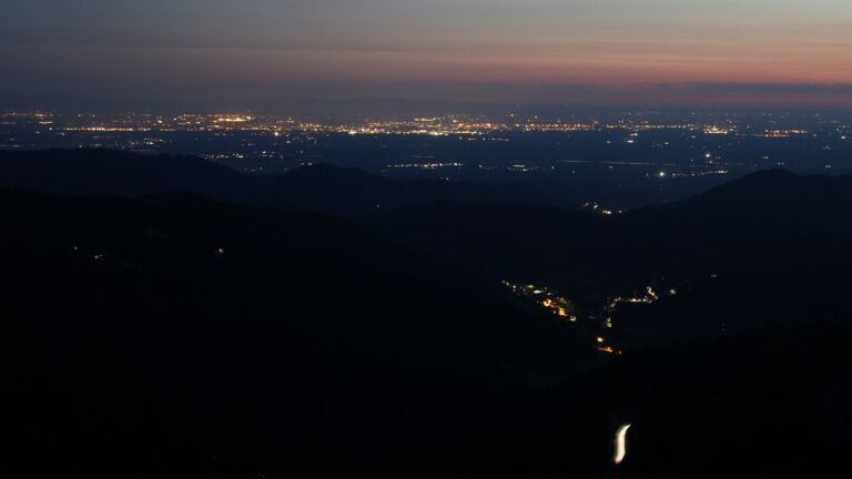 Dieses Bild zeigt eine Webcam-Aufnahme vom Achertal, aufgenommen am Samstag, den 21.06.2025 um 22:50 Uhr. Die Temperatur betrug 19.4°C.