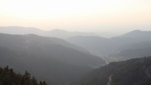 Dieses Bild zeigt eine Webcam-Aufnahme vom Achertal, aufgenommen am Montag, den 23.03.2026 um 18:00 Uhr. Die Temperatur betrug 6.8°C.