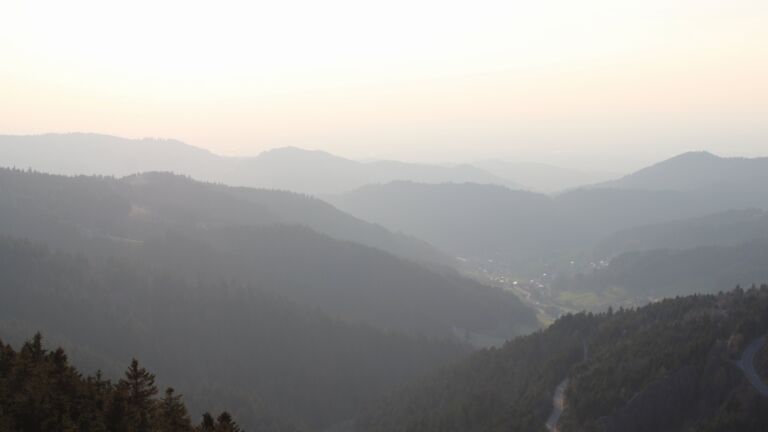 Dieses Bild zeigt eine Webcam-Aufnahme vom Achertal, aufgenommen am Montag, den 23.03.2026 um 18:00 Uhr. Die Temperatur betrug 6.8°C.