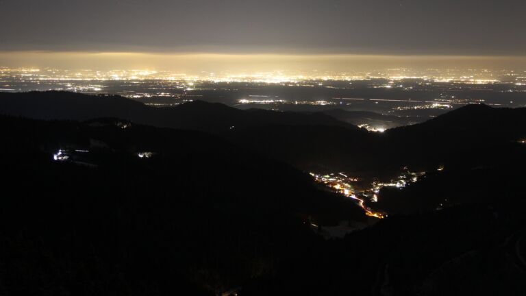 Dieses Bild zeigt eine Webcam-Aufnahme vom Achertal, aufgenommen am Freitag, den 21.11.2025 um 19:30 Uhr. Die Temperatur betrug -6.8°C.