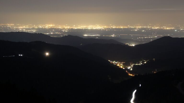 Dieses Bild zeigt eine Webcam-Aufnahme vom Achertal, aufgenommen am Dienstag, den 24.03.2026 um 20:10 Uhr. Die Temperatur betrug 7.1°C.