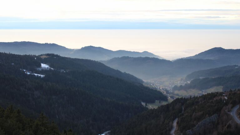 Dieses Bild zeigt eine Webcam-Aufnahme vom Achertal, aufgenommen am Freitag, den 23.01.2026 um 17:00 Uhr. Die Temperatur betrug 7.4°C.