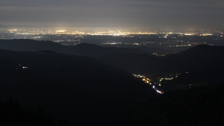 Dieses Bild zeigt eine Webcam-Aufnahme vom Achertal, aufgenommen am Freitag, den 03.10.2025 um 01:00 Uhr. Die Temperatur betrug 3.4°C.