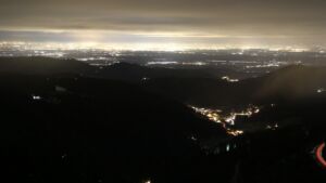 Dieses Bild zeigt eine Webcam-Aufnahme vom Achertal, aufgenommen am Freitag, den 28.11.2025 um 18:30 Uhr. Die Temperatur betrug 3.2°C.