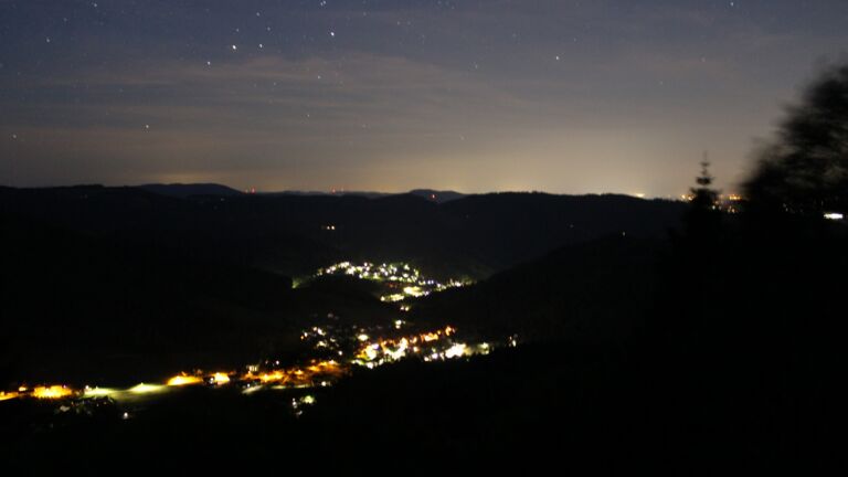 Dieses Bild zeigt eine Webcam-Aufnahme vom Achertal, aufgenommen am Samstag, den 23.05.2026 um 03:50 Uhr. Die Temperatur betrug 19°C.