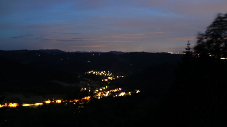 Dieses Bild zeigt eine Webcam-Aufnahme vom Achertal, aufgenommen am Mittwoch, den 03.06.2026 um 22:40 Uhr. Die Temperatur betrug 13.4°C.