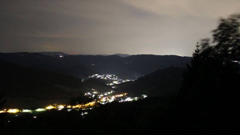 Dieses Bild zeigt eine Webcam-Aufnahme vom Achertal, aufgenommen am Dienstag, den 14.07.2026 um 23:50 Uhr. Die Temperatur betrug 22.7°C.